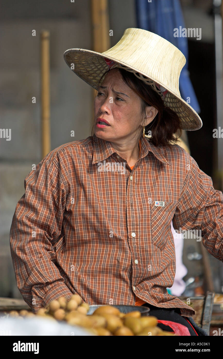 Marché flottant de Damnoen Saduak attraction touristique près de Bangkok en Thaïlande Banque D'Images
