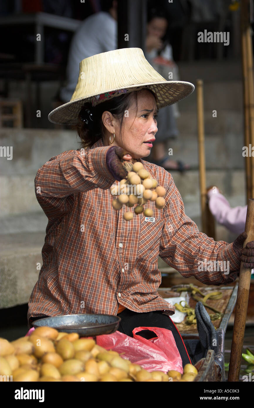 Marché flottant de Damnoen Saduak attraction touristique près de Bangkok en Thaïlande Banque D'Images
