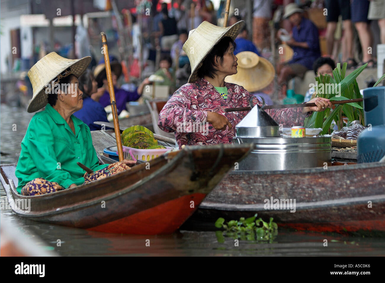 Marché flottant de Damnoen Saduak attraction touristique près de Bangkok en Thaïlande Banque D'Images