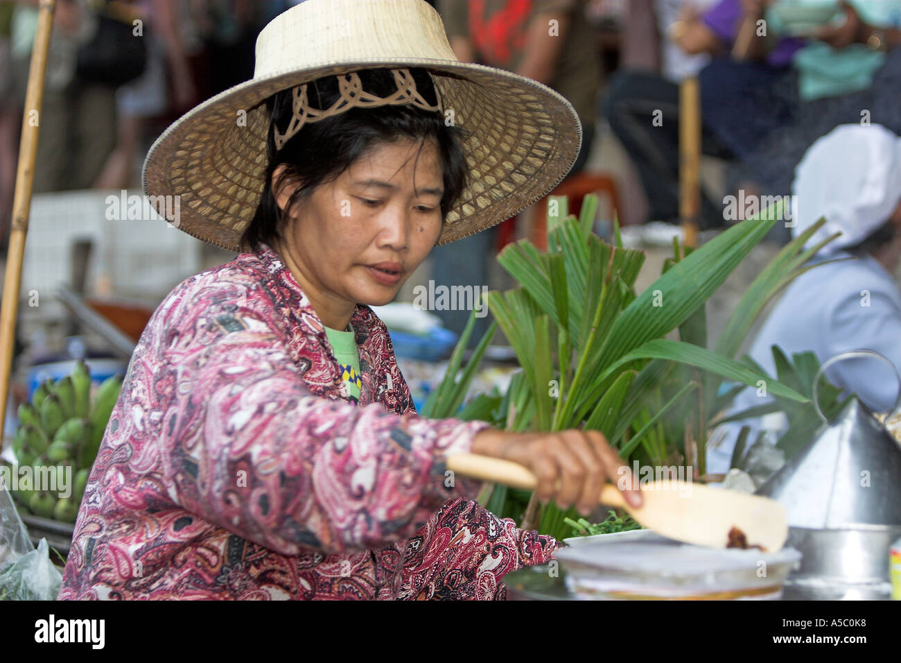 Marché flottant de Damnoen Saduak attraction touristique près de Bangkok en Thaïlande Banque D'Images