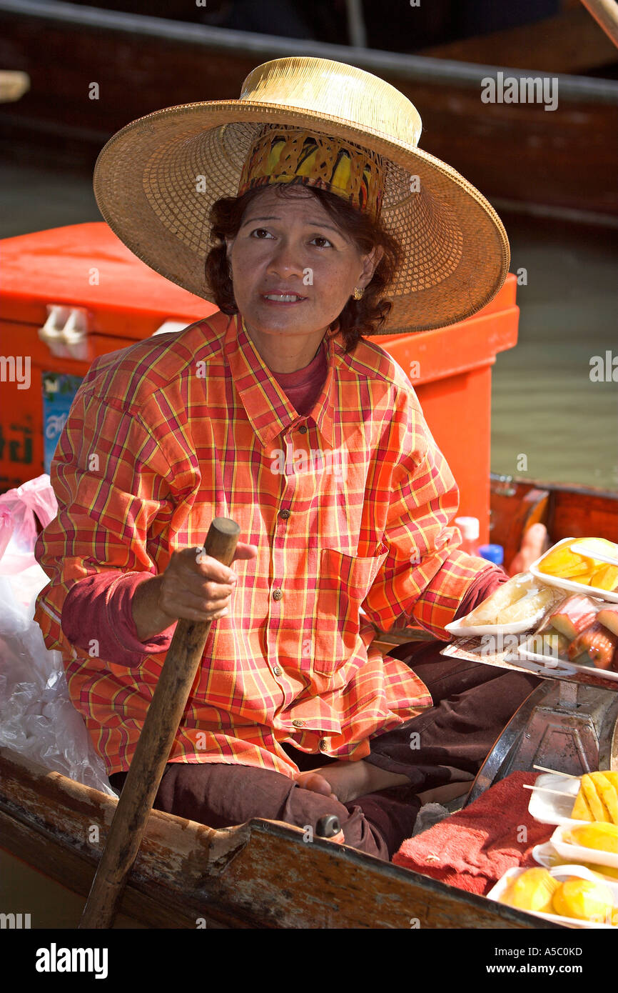 Marché flottant de Damnoen Saduak attraction touristique près de Bangkok en Thaïlande Banque D'Images