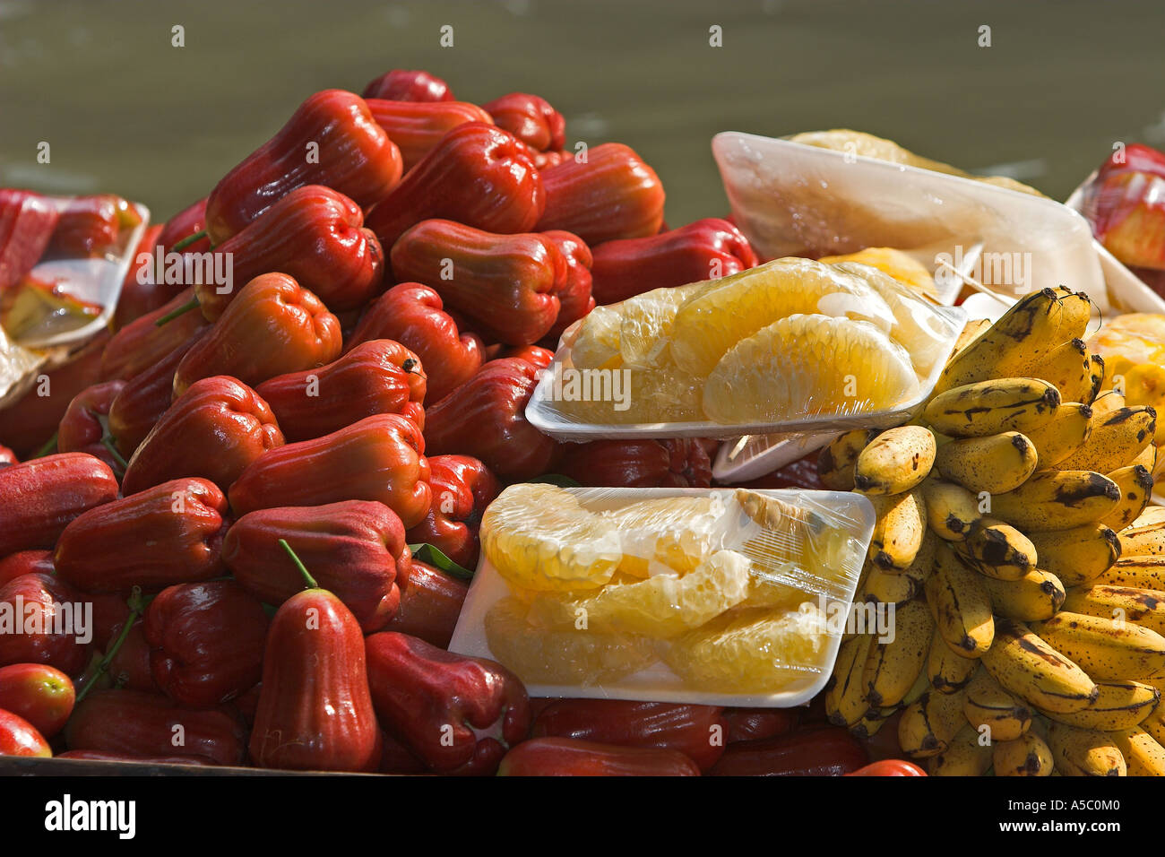 Marché flottant de Damnoen Saduak attraction touristique près de Bangkok en Thaïlande Banque D'Images