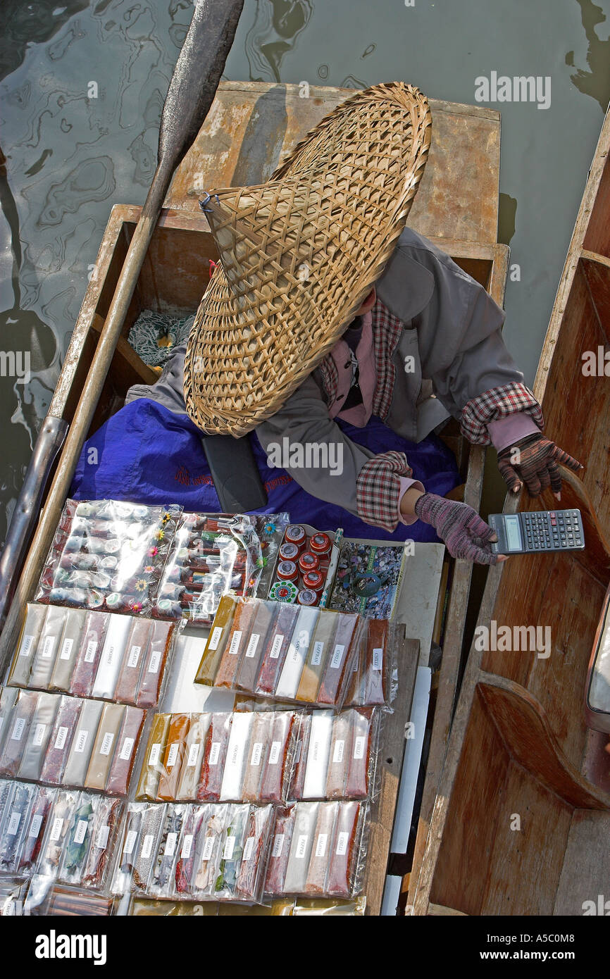 Marché flottant de Damnoen Saduak attraction touristique près de Bangkok en Thaïlande Banque D'Images