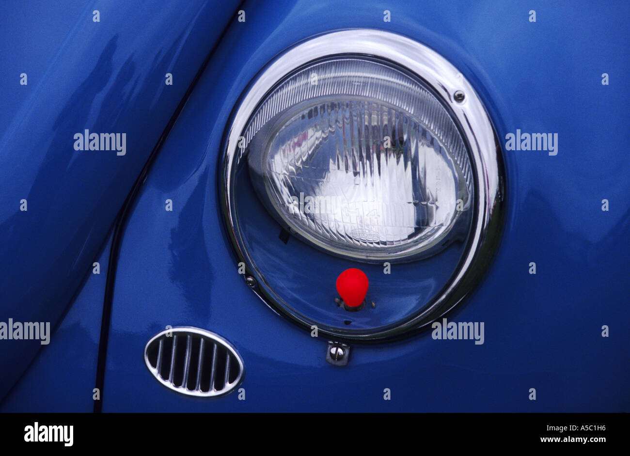 Close up of red ampoule de feu avant de voiture VW Coccinelle bleue Banque D'Images