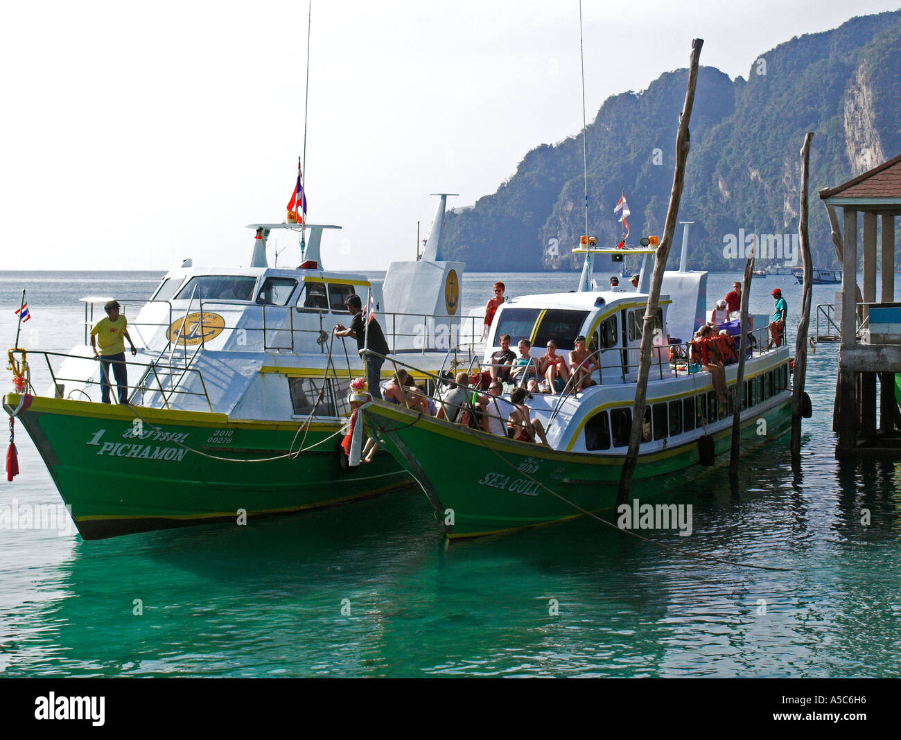 Ferries à quai de Ton Sai Phi Phi Island Thaïlande Banque D'Images