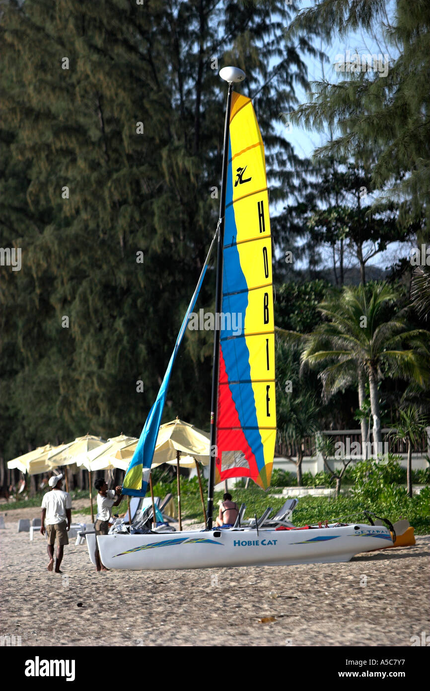 Voile de couleur vive sur Hobie Cat populaires Phra Ae Long Beach l'île de Ko Lanta Thaïlande Banque D'Images