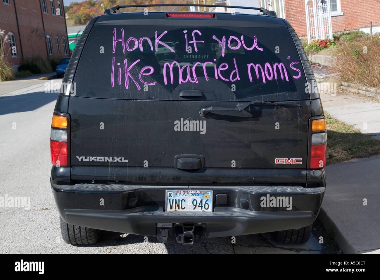Missouri MO USA signe humoristique sur une voiture à Hermann MO Klaxonnez si vous aimez mamans mariés Banque D'Images