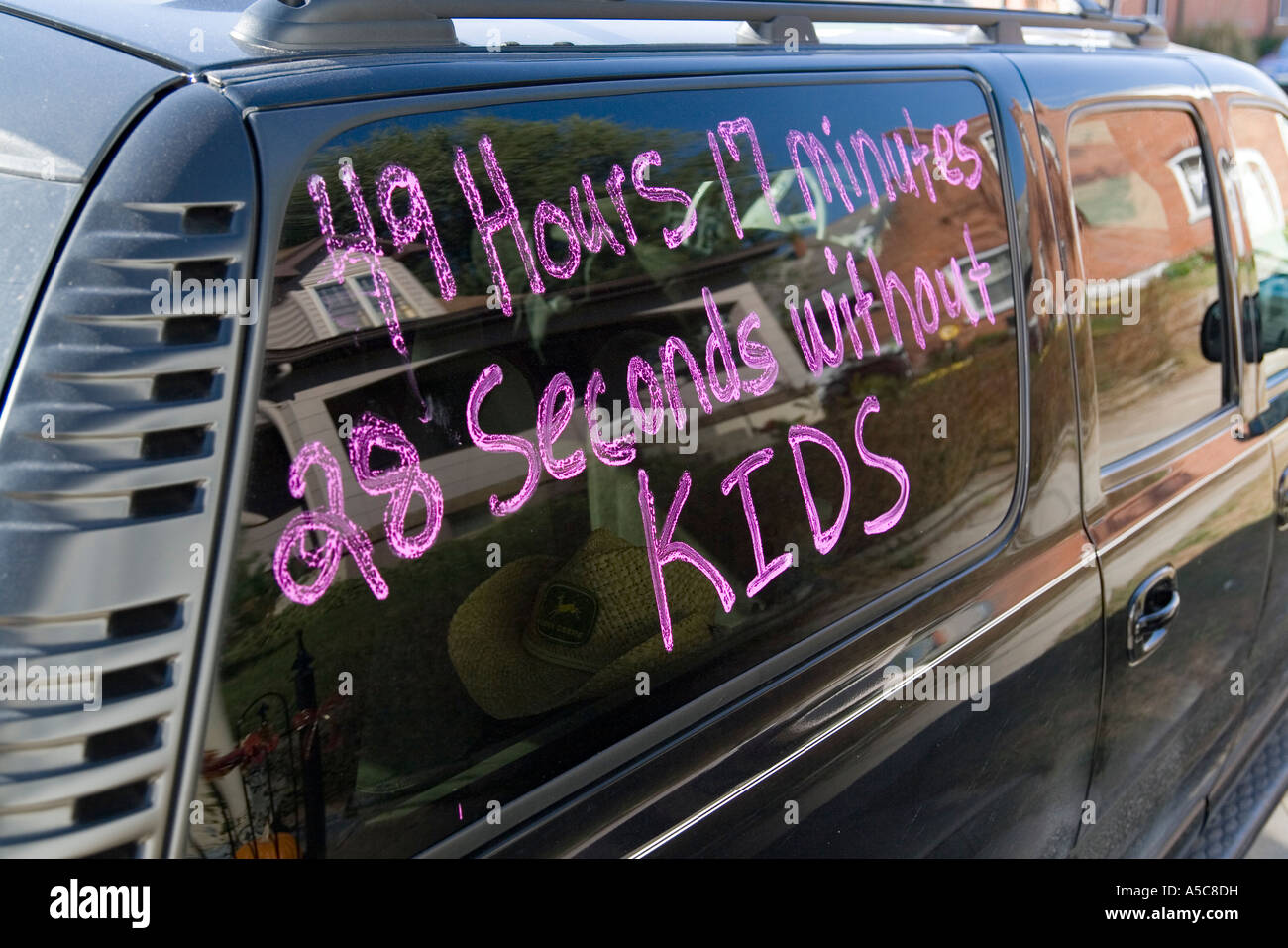 Missouri MO USA signe humoristique sur une voiture à Hermann MO 49 heures 17 minutes 28 secondes sans enfants Banque D'Images