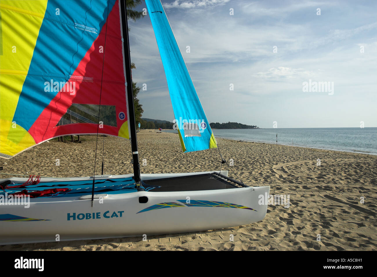 Voile Hobie Cat aux couleurs vives populaires Phra Ae Long Beach l'île de Ko Lanta Thaïlande Banque D'Images