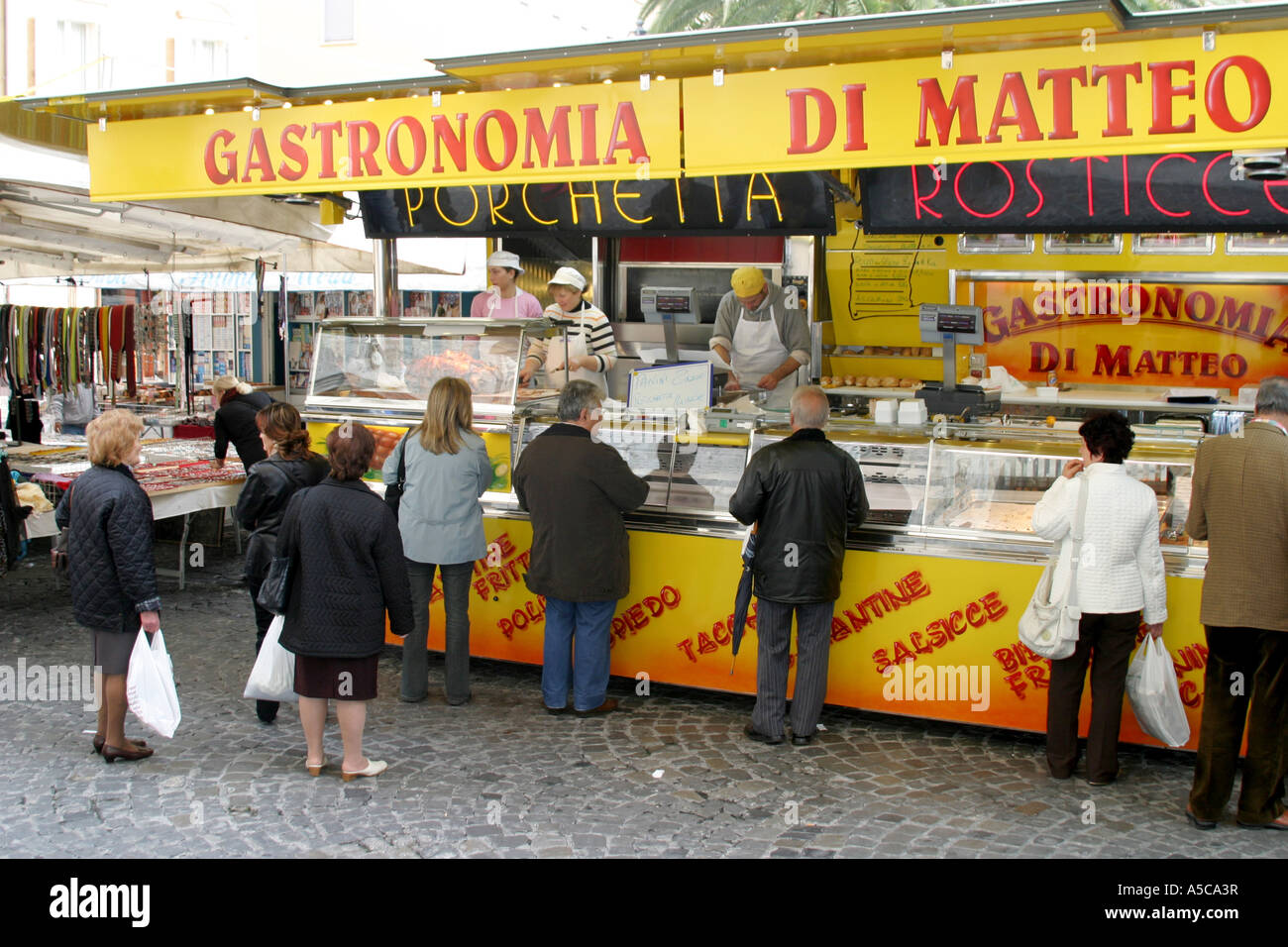 Porchetta à vendre à un marché hebdomadaire à partir d'un véhicule en sandwich Ascoli Piceno .Le Marches, Italie Banque D'Images