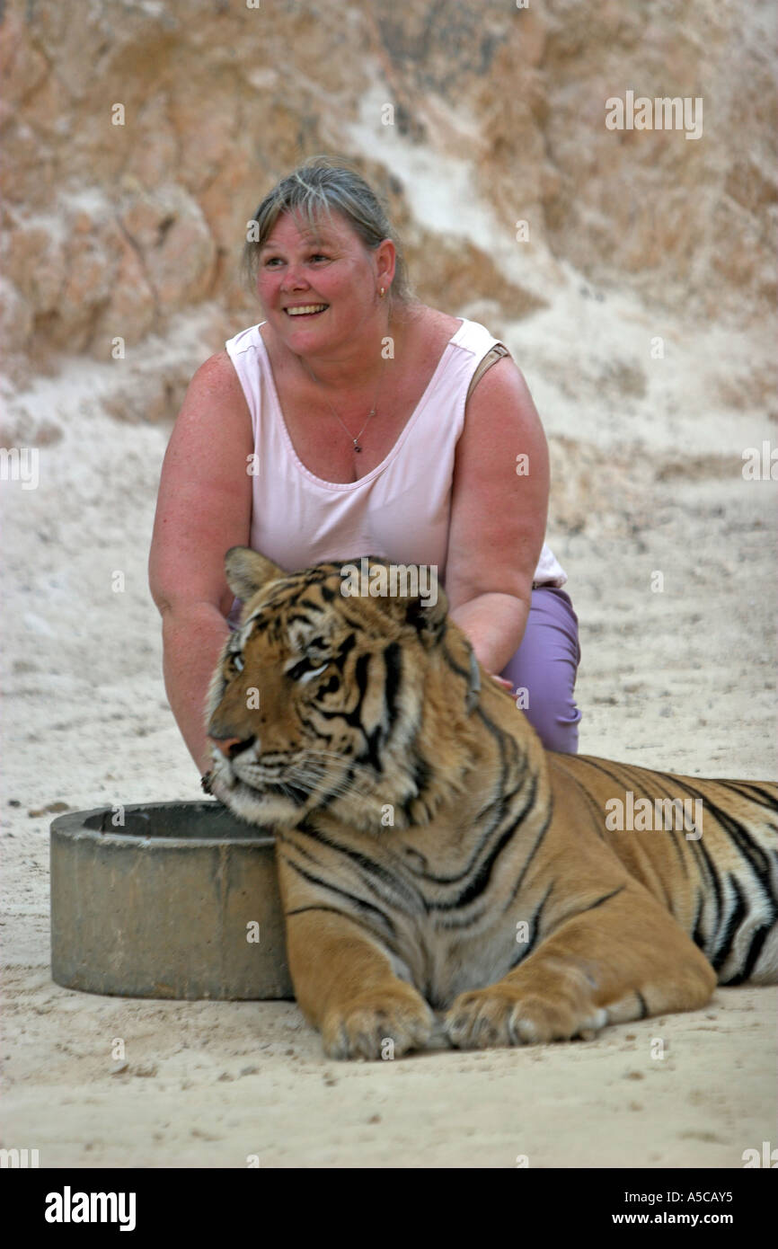 Tiger Temple près de la Thaïlande Kanchanaburi Banque D'Images