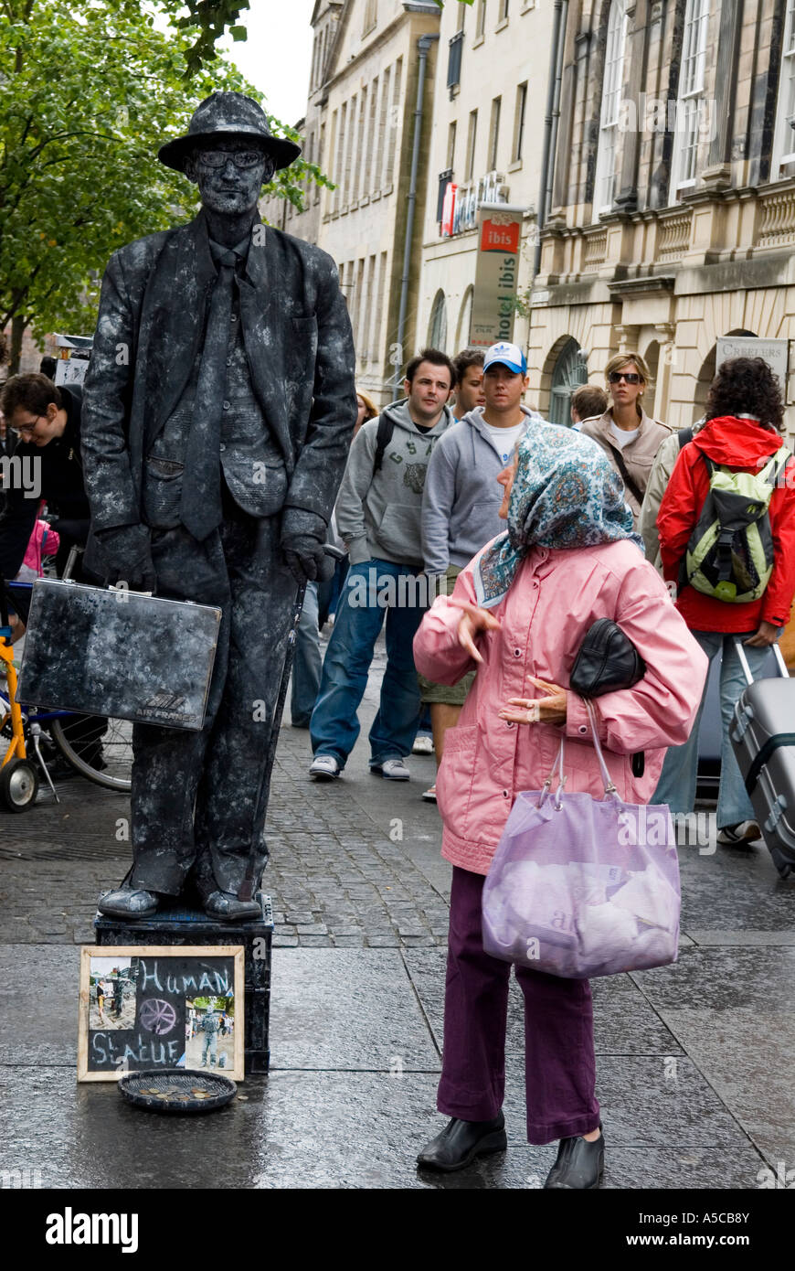 Vieille Femme à la rue, à un interprète de la Royal Mile Banque D'Images
