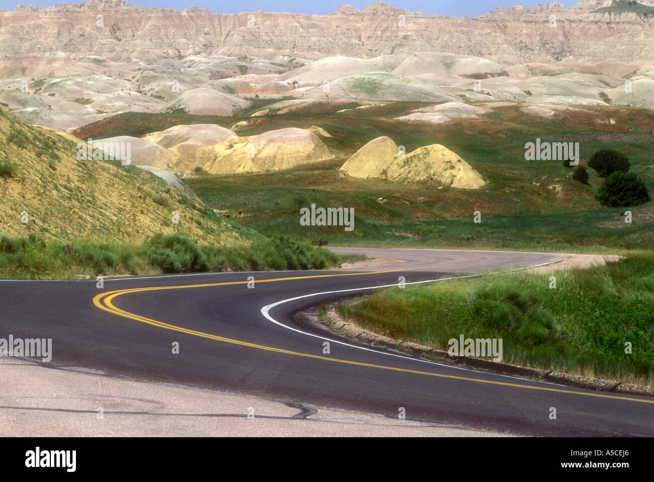 Badlands paysage avec les courbes des routes pavées. Badlands National Park (Dakota du Sud) Banque D'Images