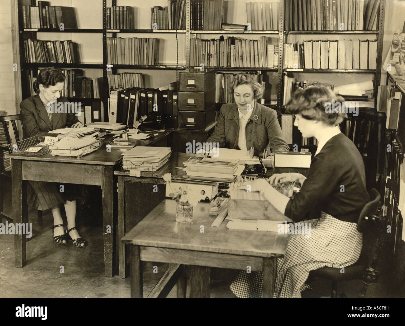 Femmes, travailleuses travaillant dans un bureau / administration / administration en 1954, Royaume-Uni Banque D'Images