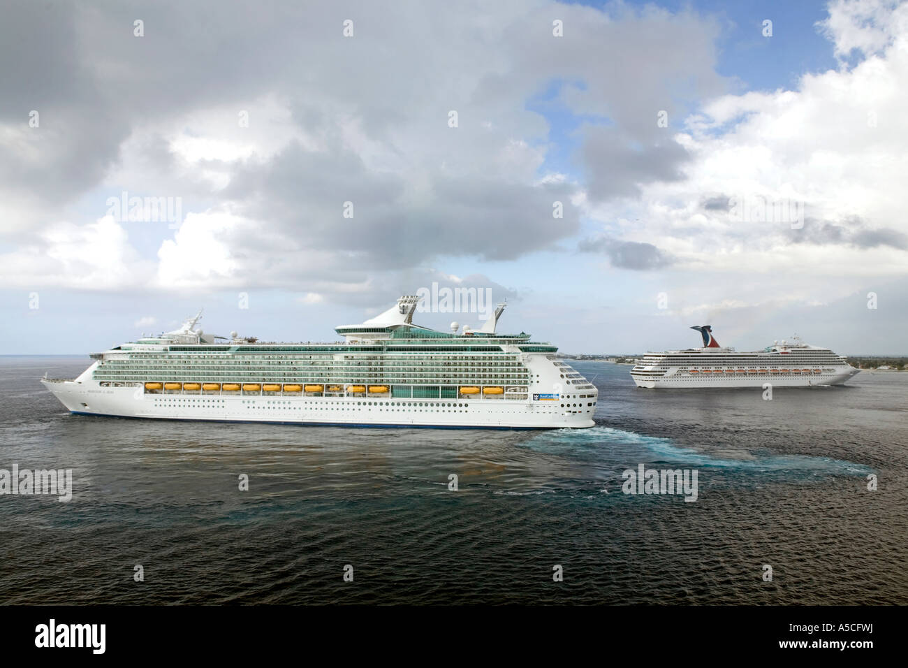 Deux navires de croisière à Grand Cayman Banque D'Images