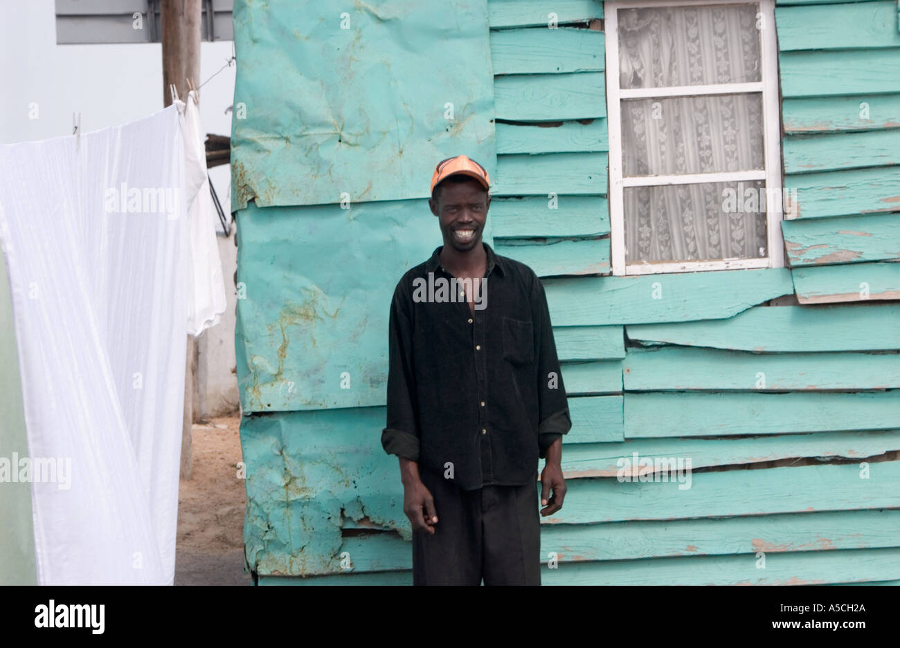 Un jeune homme de l'Afrique du Sud et son domicile dans le canton de Khayelitshu à Cape Town Afrique du Sud Banque D'Images