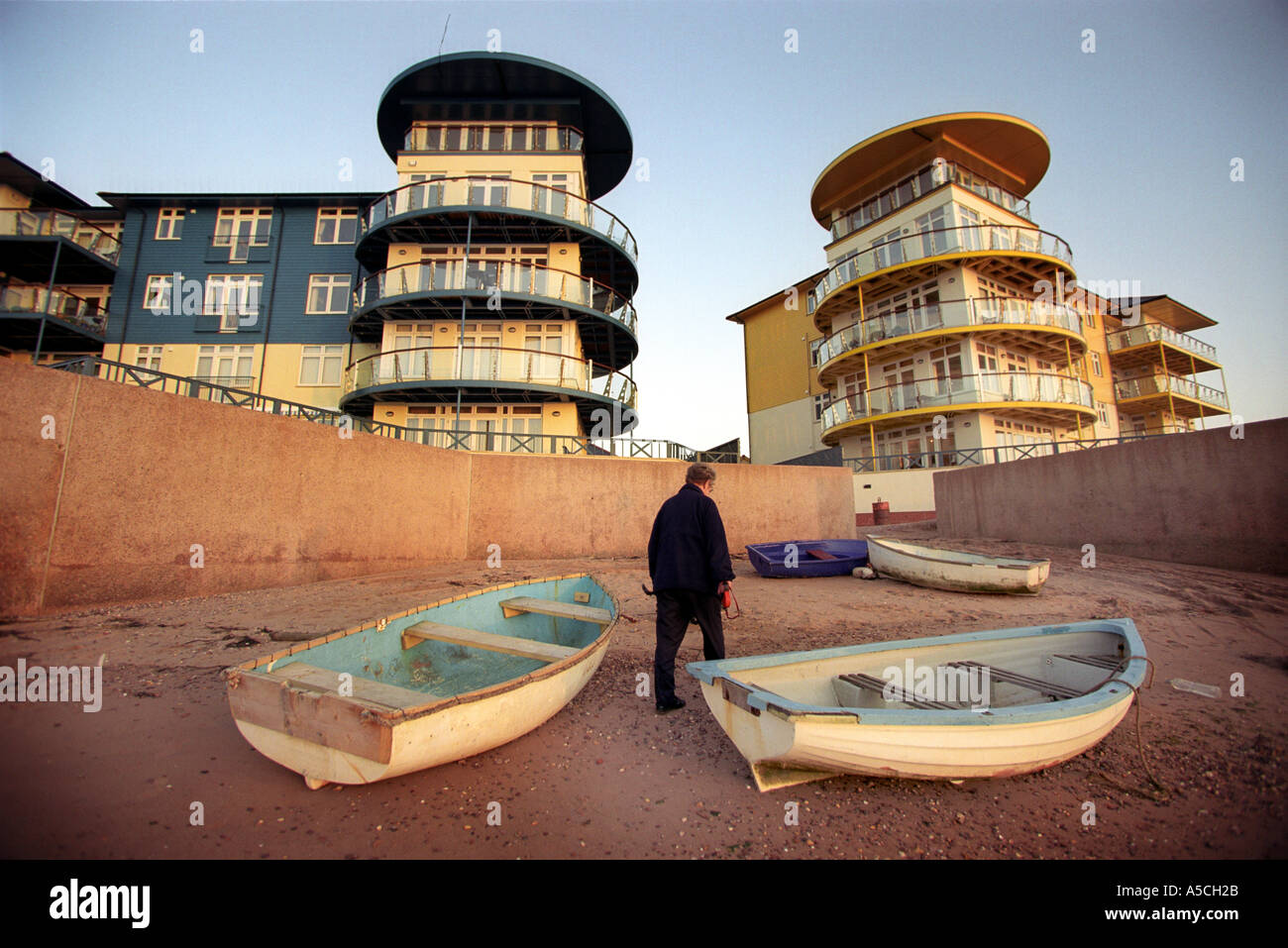 Des appartements modernes sur la plage à Exmouth Devon UK avec de petits bateaux sur la rive Banque D'Images