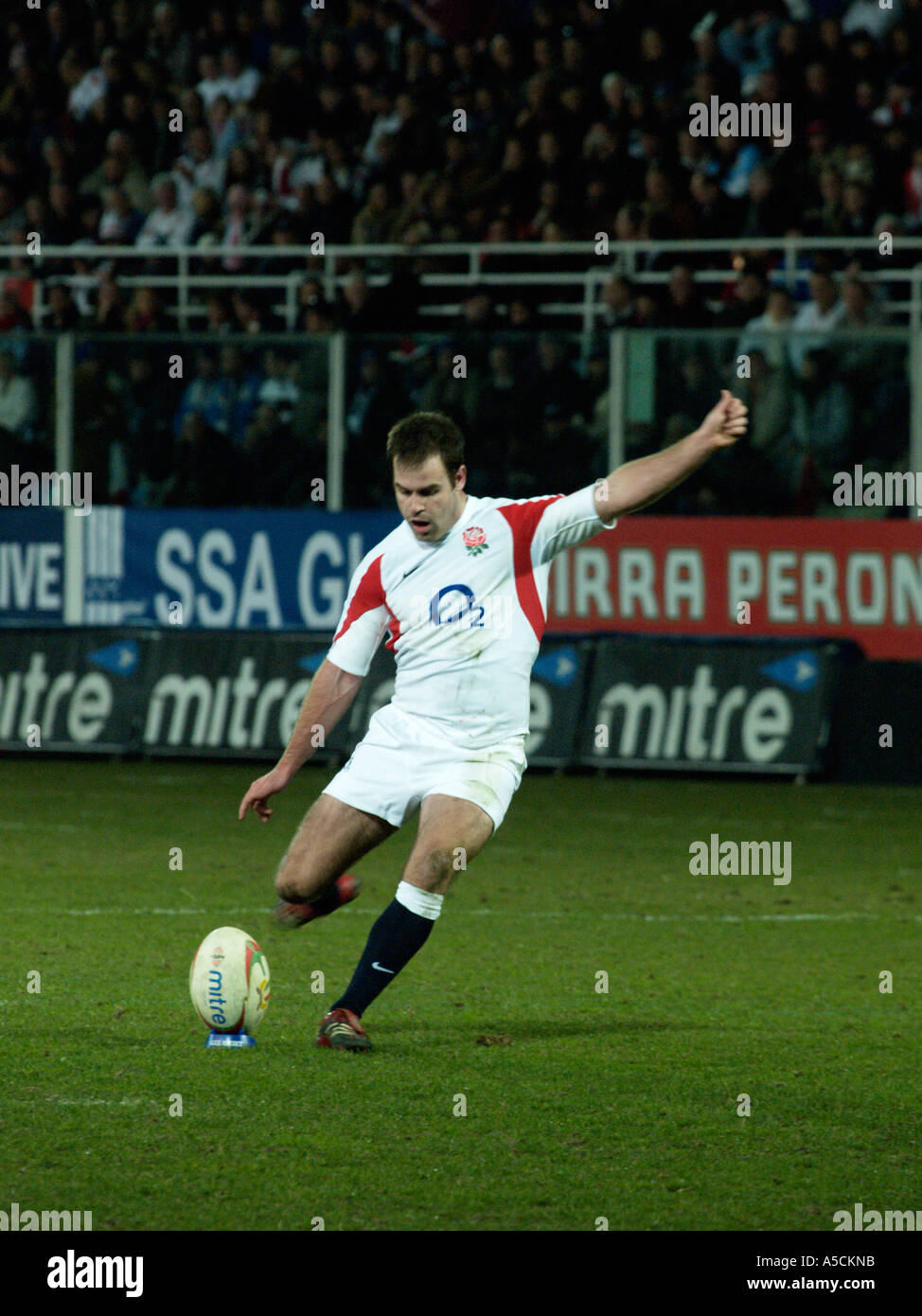 Charlie Hodgson coup de pied de transformation 6 six nations international rugby Italie v Angleterre 2006 Banque D'Images