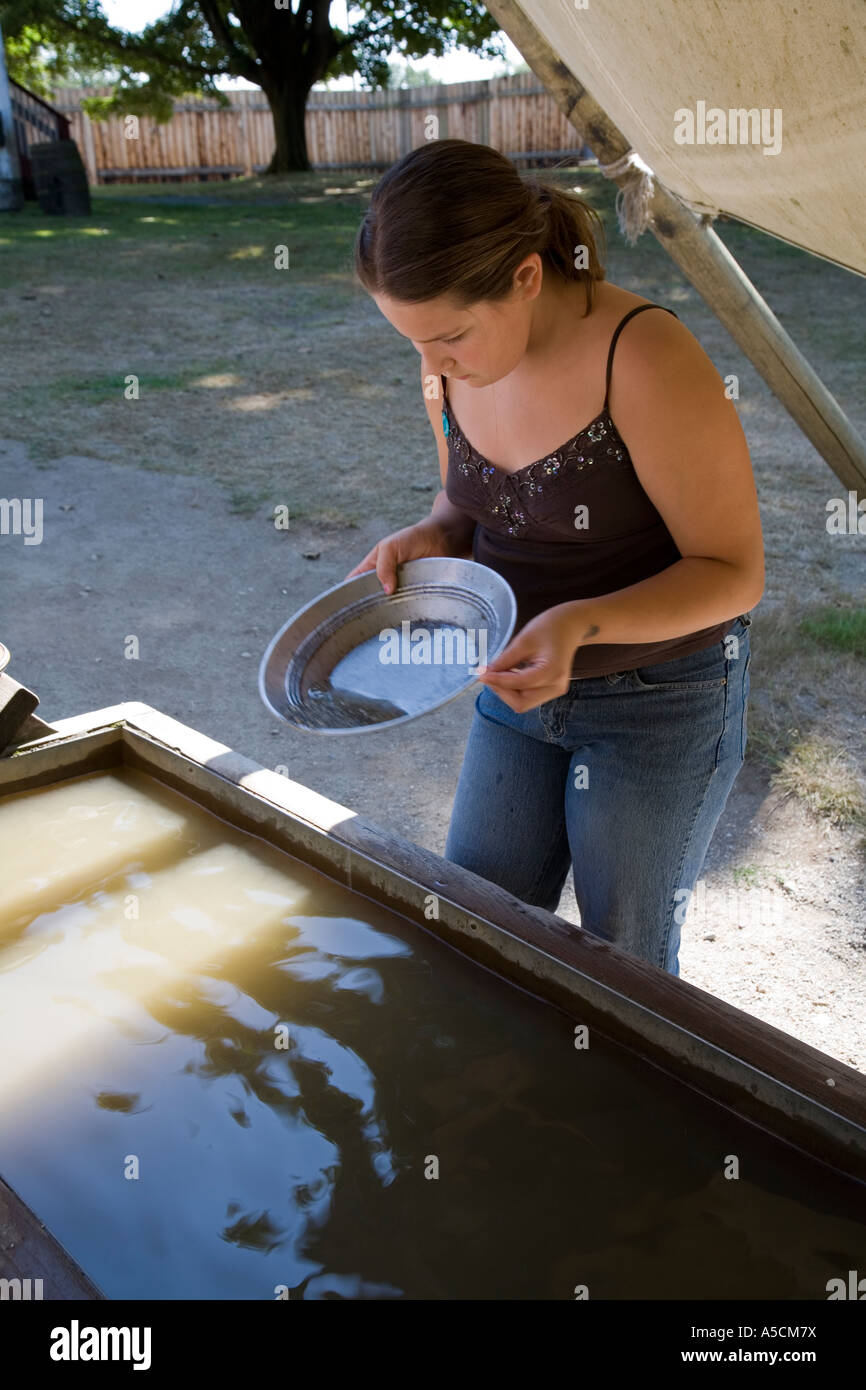 Girl prenant part à l'activité orpaillage Fort Langley, Canada Banque D'Images