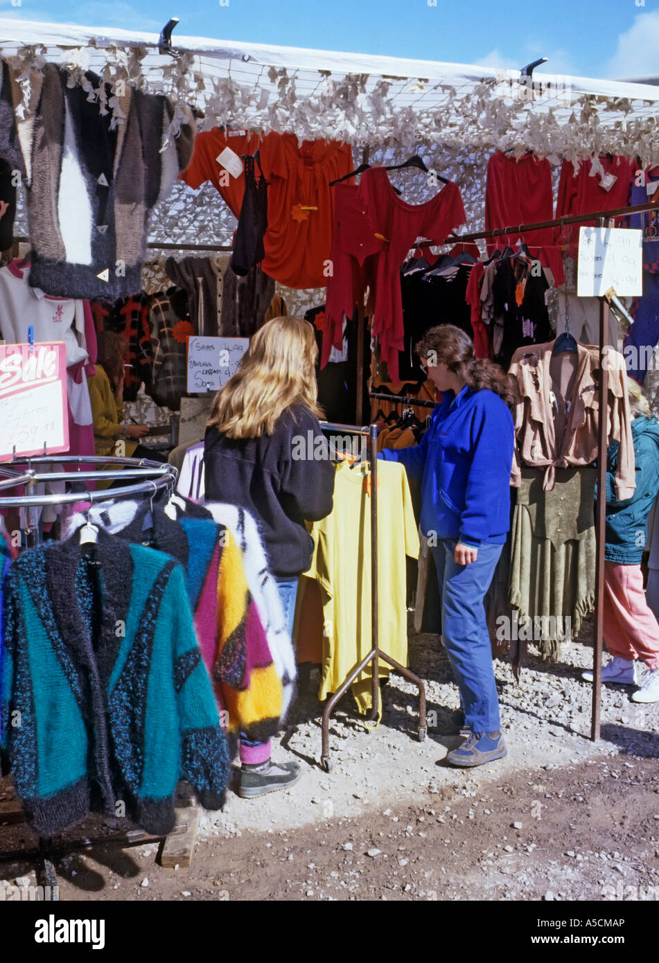 Deux femmes faire les boutiques de vêtements à Cardiff au Pays de Galles dimanche stand UK Banque D'Images
