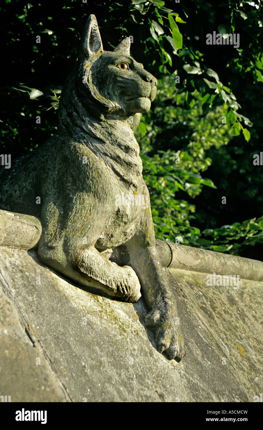 Statue de Lion sur des animaux au mur historique le château de Cardiff Cardiff Wales UK Banque D'Images