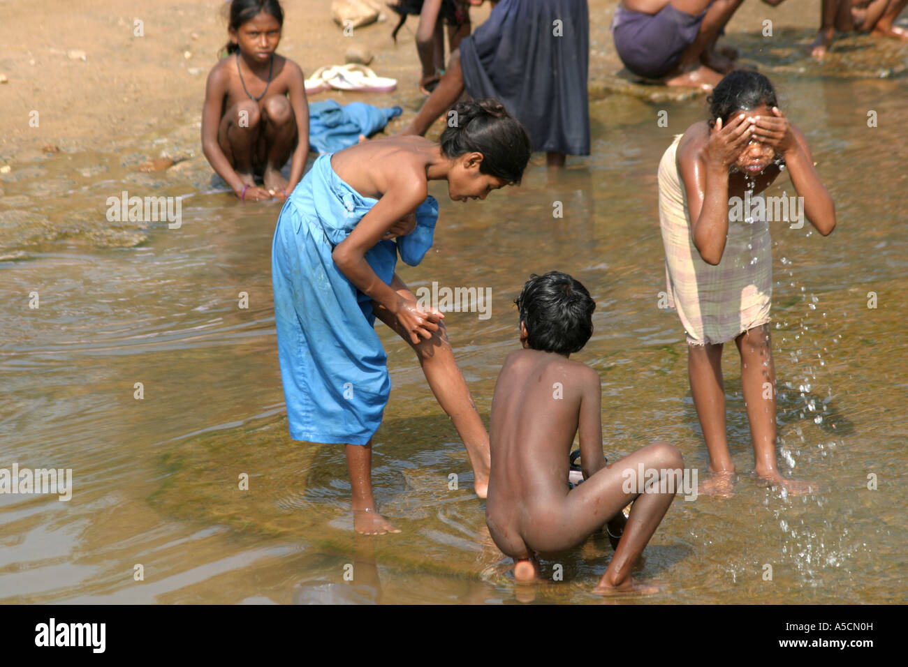 Kuthia femme tribal Kondh et les enfants en milieu rural rivière lavage  dans l'Orissa, Inde Photo Stock - Alamy