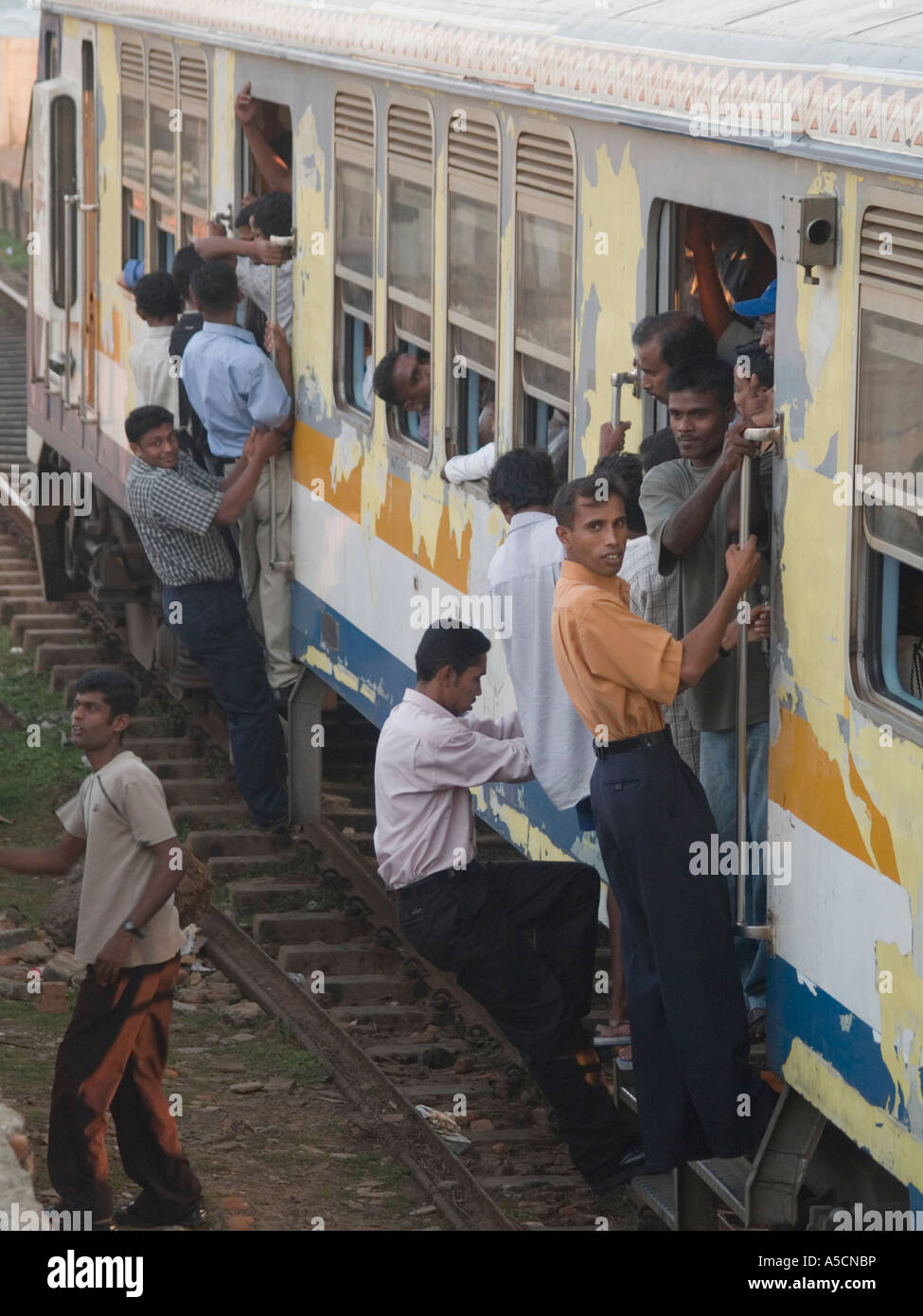 Les voyageurs à bord des trains de banlieue Banque D'Images