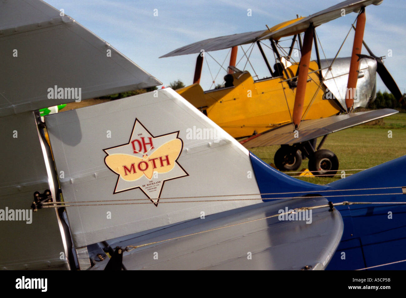 De Havilland Tiger Moth historique bordée d'aéronefs jusqu'à une mouche à Popham Airfield Banque D'Images