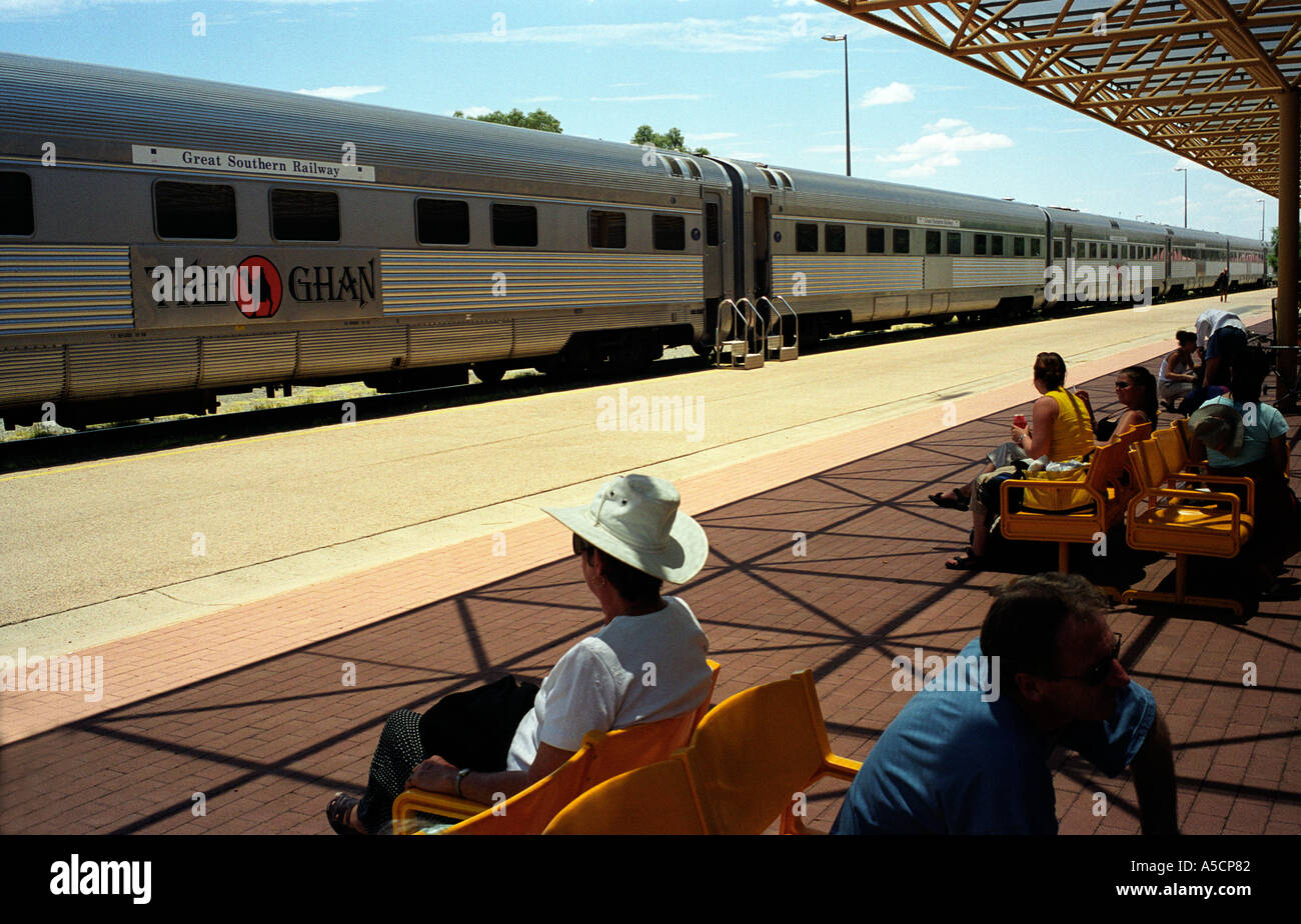 Le Ghan train attend dans la gare à Alice Springs Australie Territoire du Nord Banque D'Images