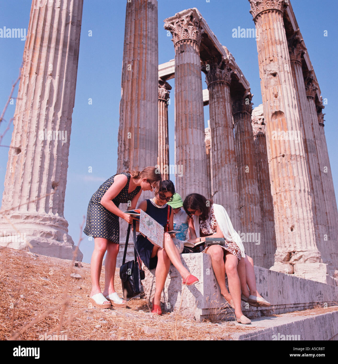 Les touristes au temple de Jupiter Athènes Grèce Banque D'Images