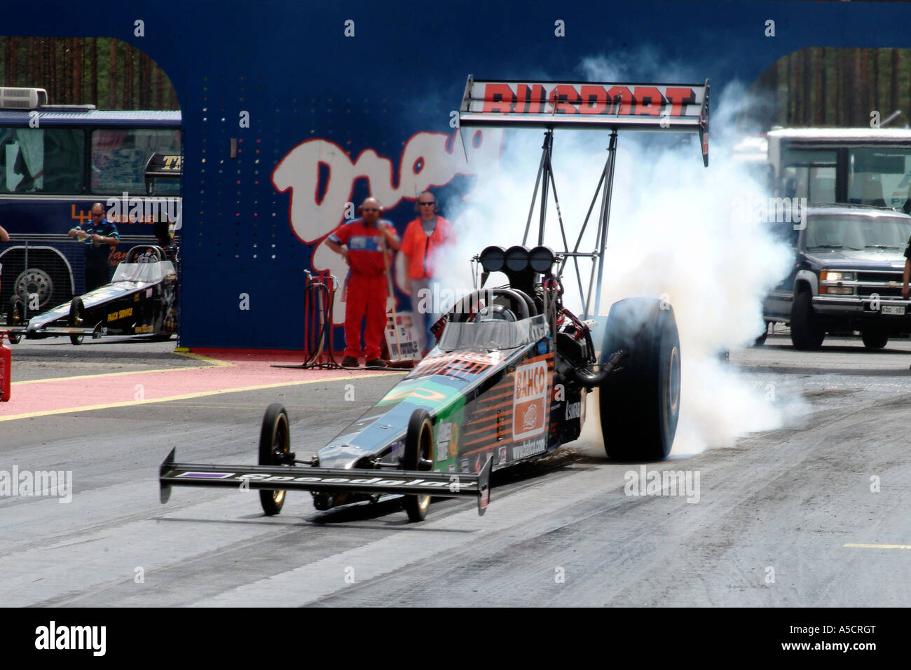 Top Fuel dragster réchauffe ses pneus à augmente l'adhérence avant une course de glisser Banque D'Images