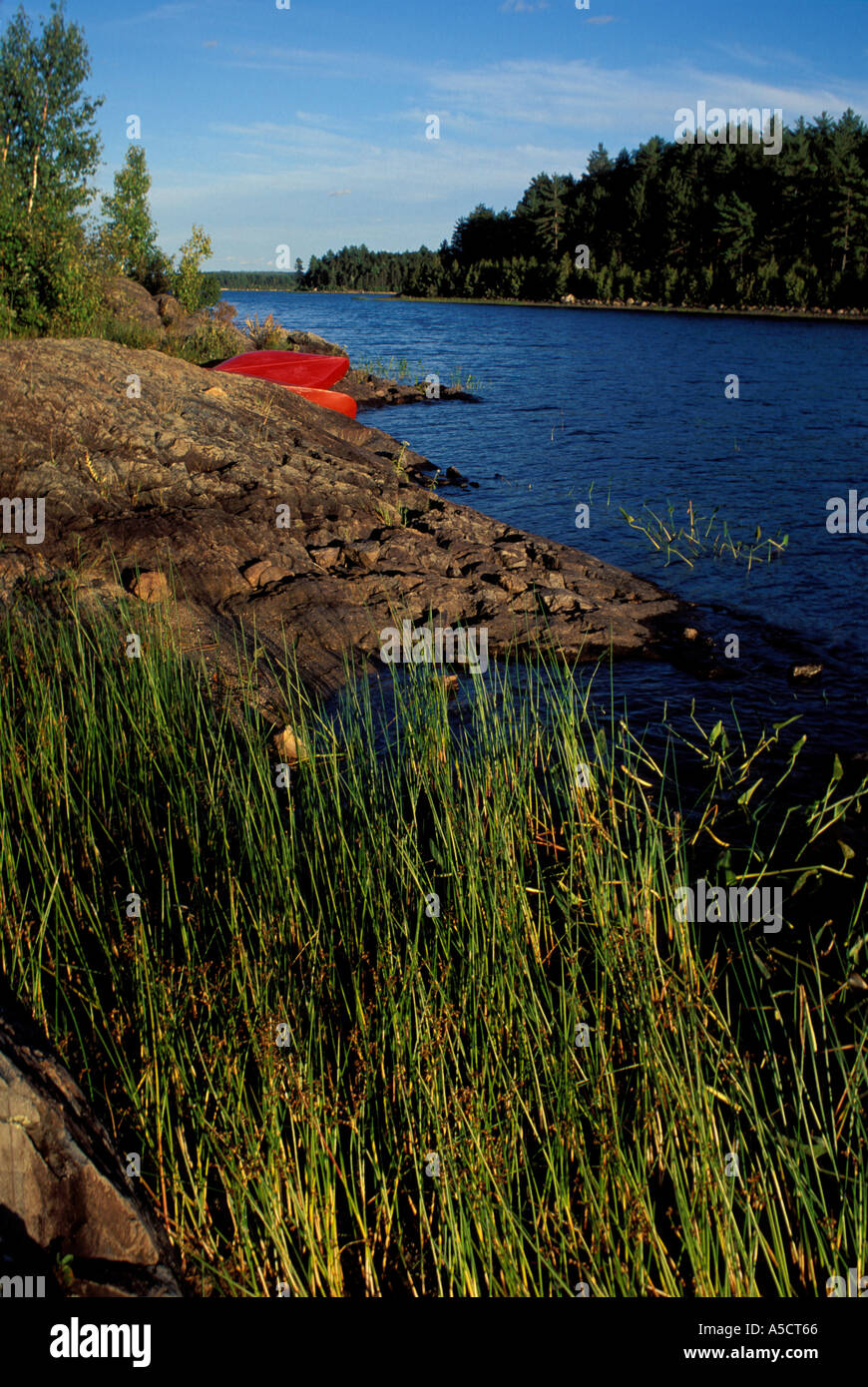 Canot sur l'île rocheuse à l'étape de la troisième île Machias Lake Banque D'Images
