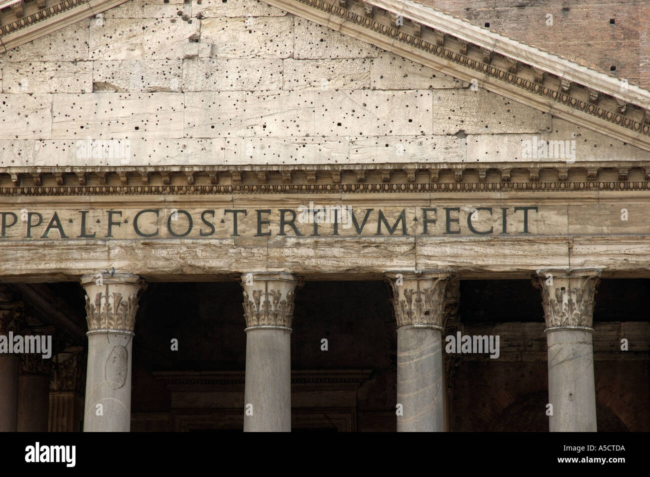 Closeup détail de frise Panthéon soutenu par corinthean colonnes Rome Roma Italie Europe méditerranéenne de l'UE Banque D'Images