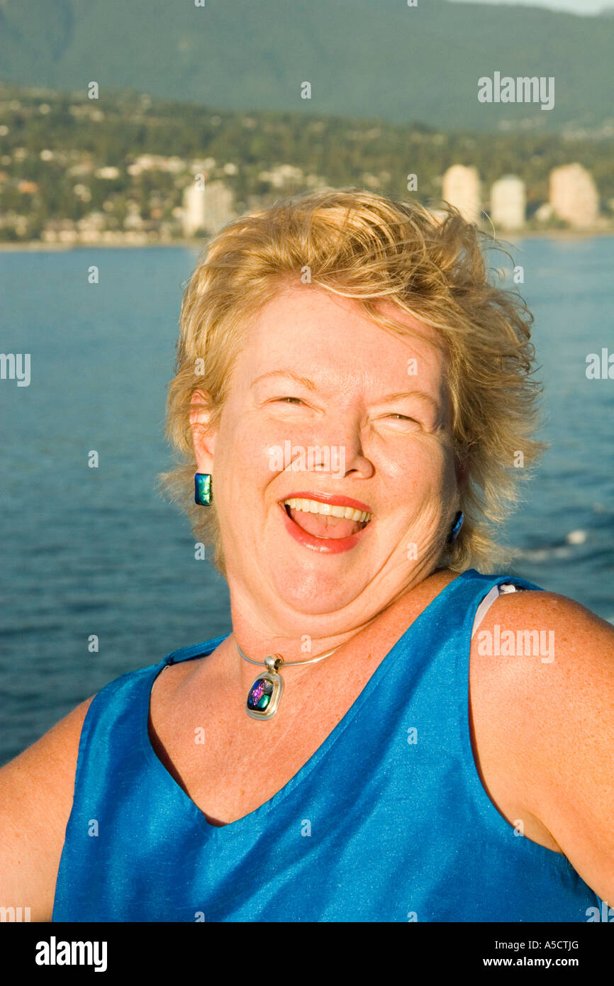 50 ans d'âge moyen femme souriante avec haut bleu et collier au bateau de  quitter le port de Vancouver BC Canada Photo Stock - Alamy