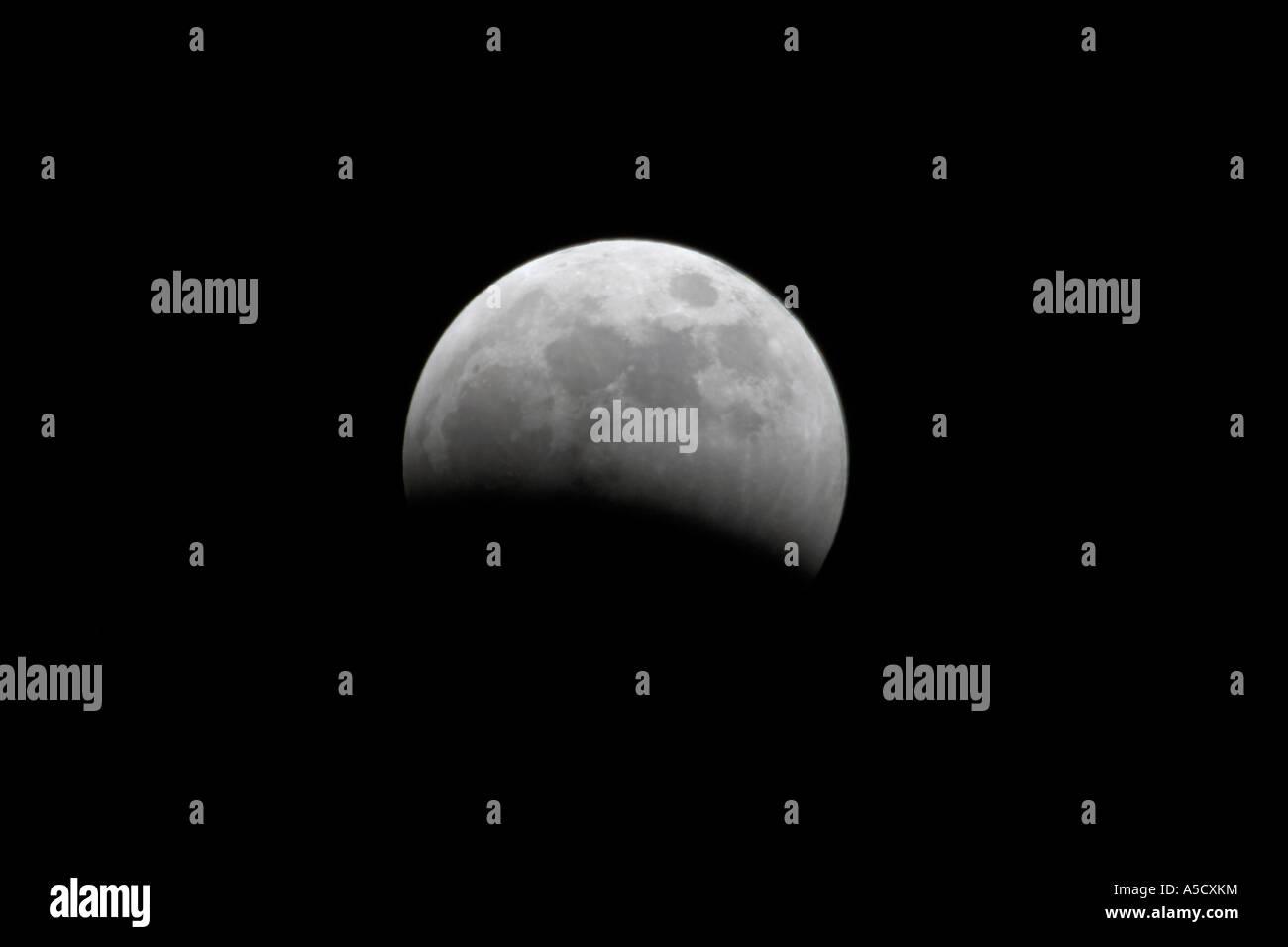 L'ombre de la terre passe au-dessus de la lune au début d'une éclipse lunaire totale comme vu de l'Irlande du Nord en mars 2007 Banque D'Images