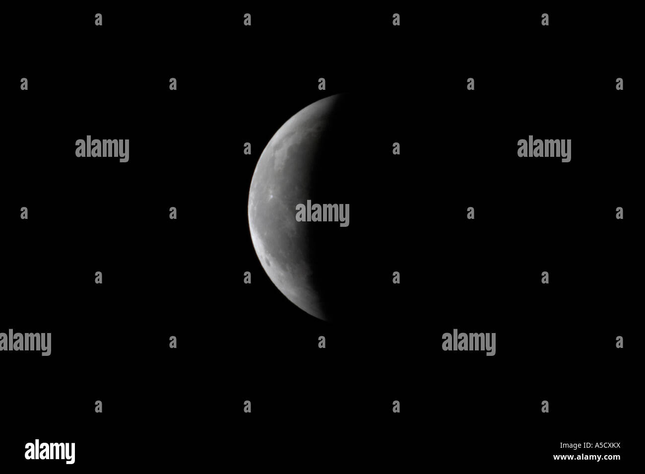Lune émergeant lentement de l'ombre des terres après la totalité avec éclipse lunaire totale en cours comme vu de l'Irlande du Nord mars 2007 Banque D'Images
