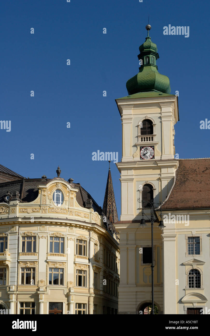 Roumanie Sibiu. Capitale européenne de la Culture 2007. Édifice de la Banque de crédit foncier (1906) et l'église catholique à Piata Mare Banque D'Images