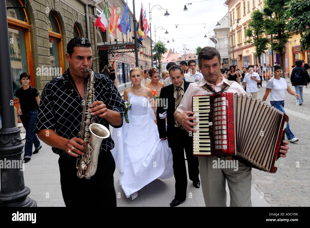 Roumanie Sibiu. Capitale européenne de la Culture 2007. Cortège nuptial sur Nicolae Balcescu street Banque D'Images