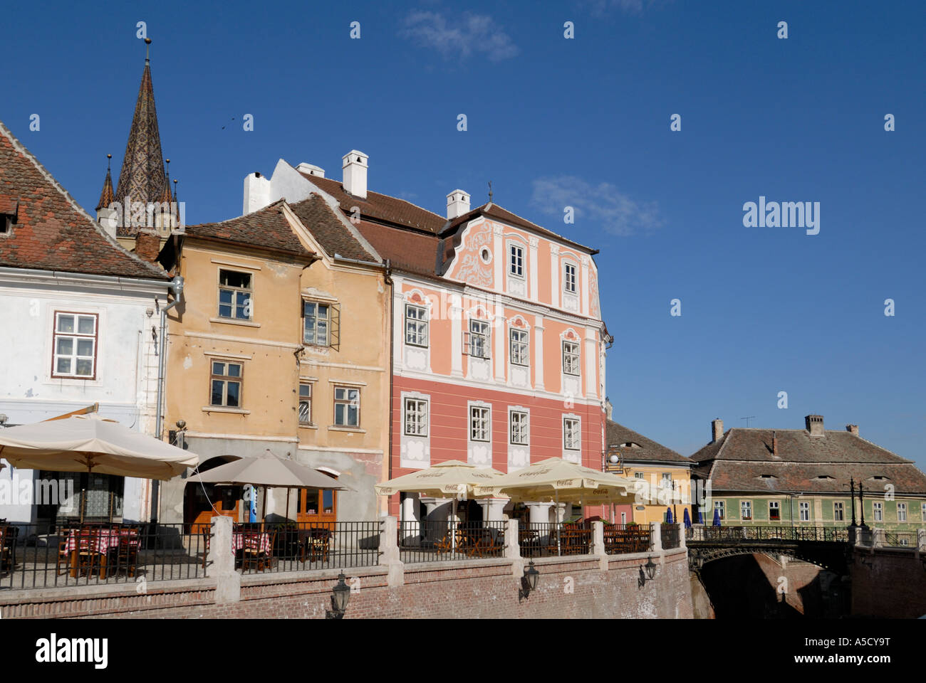 Roumanie Sibiu. Casa Luxemburg et les menteurs pont à Piata Mica. Banque D'Images
