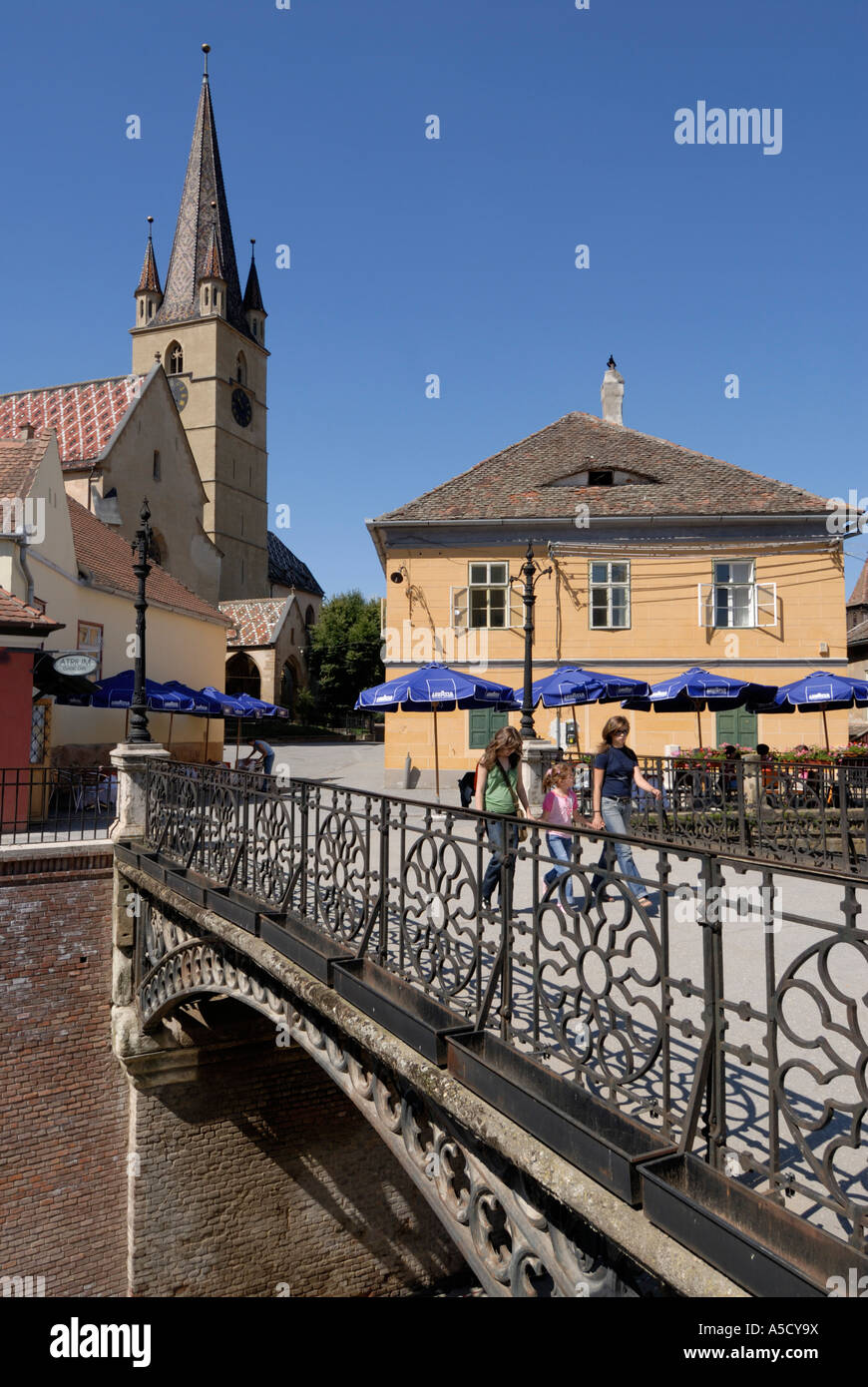 Pont des menteurs à Piata Mica et l'Evangelical Cathedral, Sibiu, Roumanie Banque D'Images