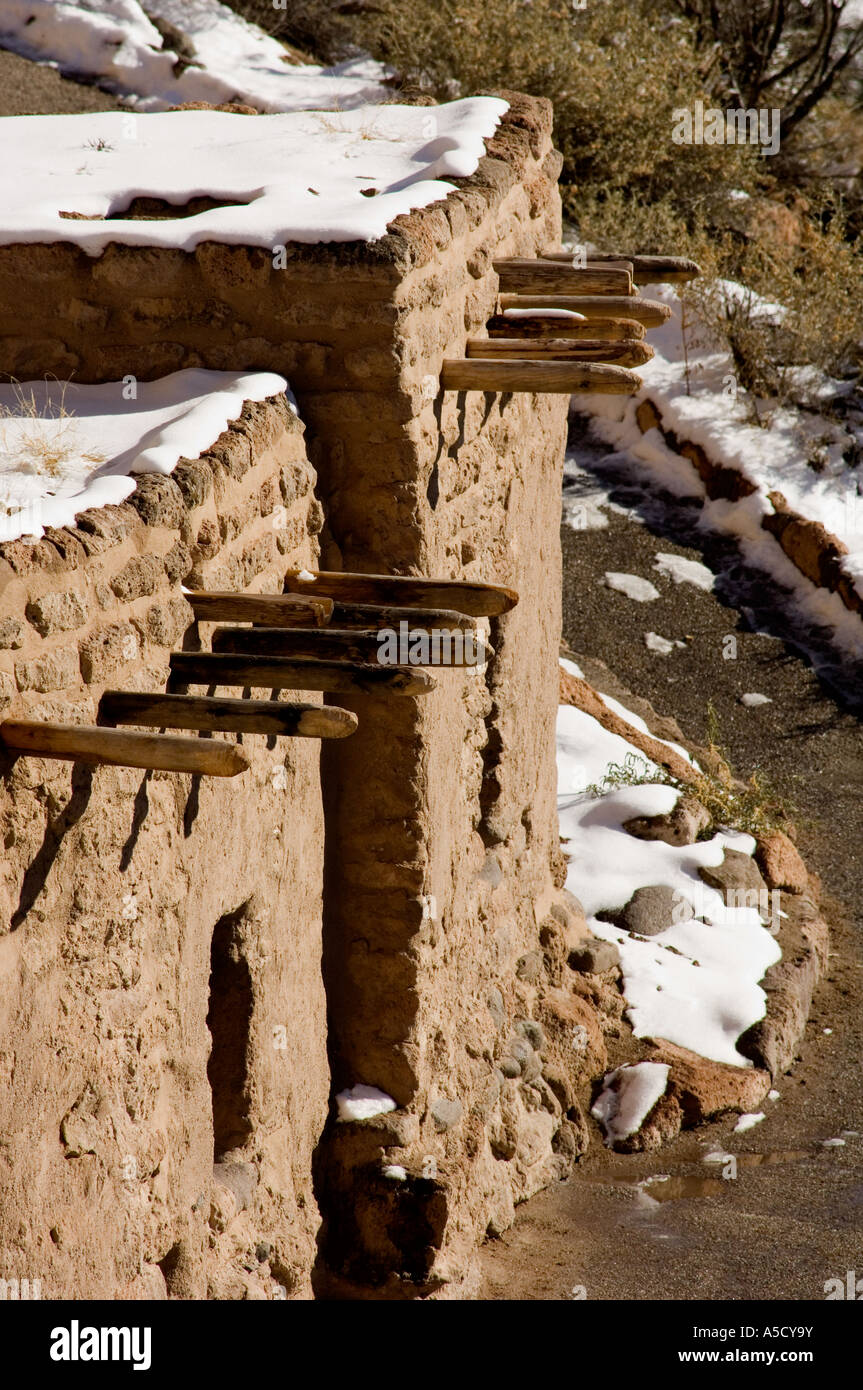 Maisons Talus reconstruits dans l'hiver à Bandelier National Monument, Nouveau Mexique Banque D'Images