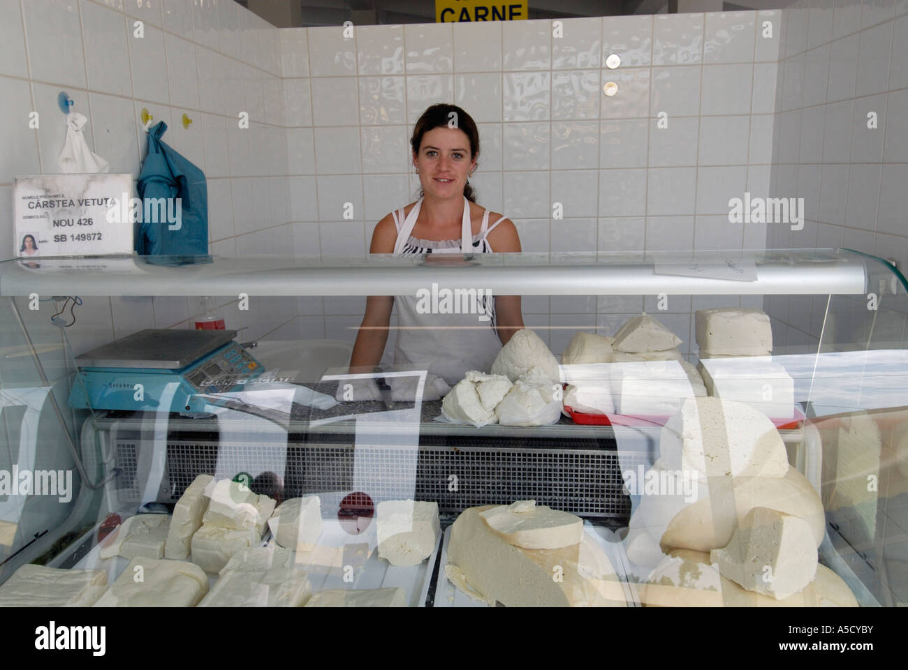 Roumanie Sibiu. Capitale européenne de la Culture 2007. Vendeur de fromage dans le nouveau marché couvert Banque D'Images