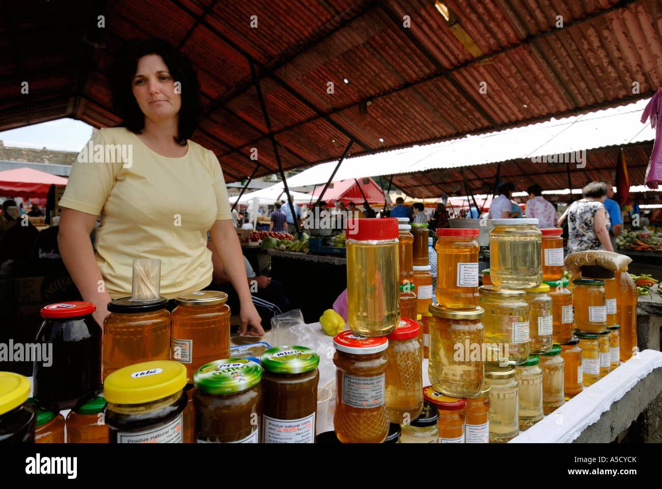 Marché en plein-air, miel bio producteur, Sibiu, Roumanie Banque D'Images
