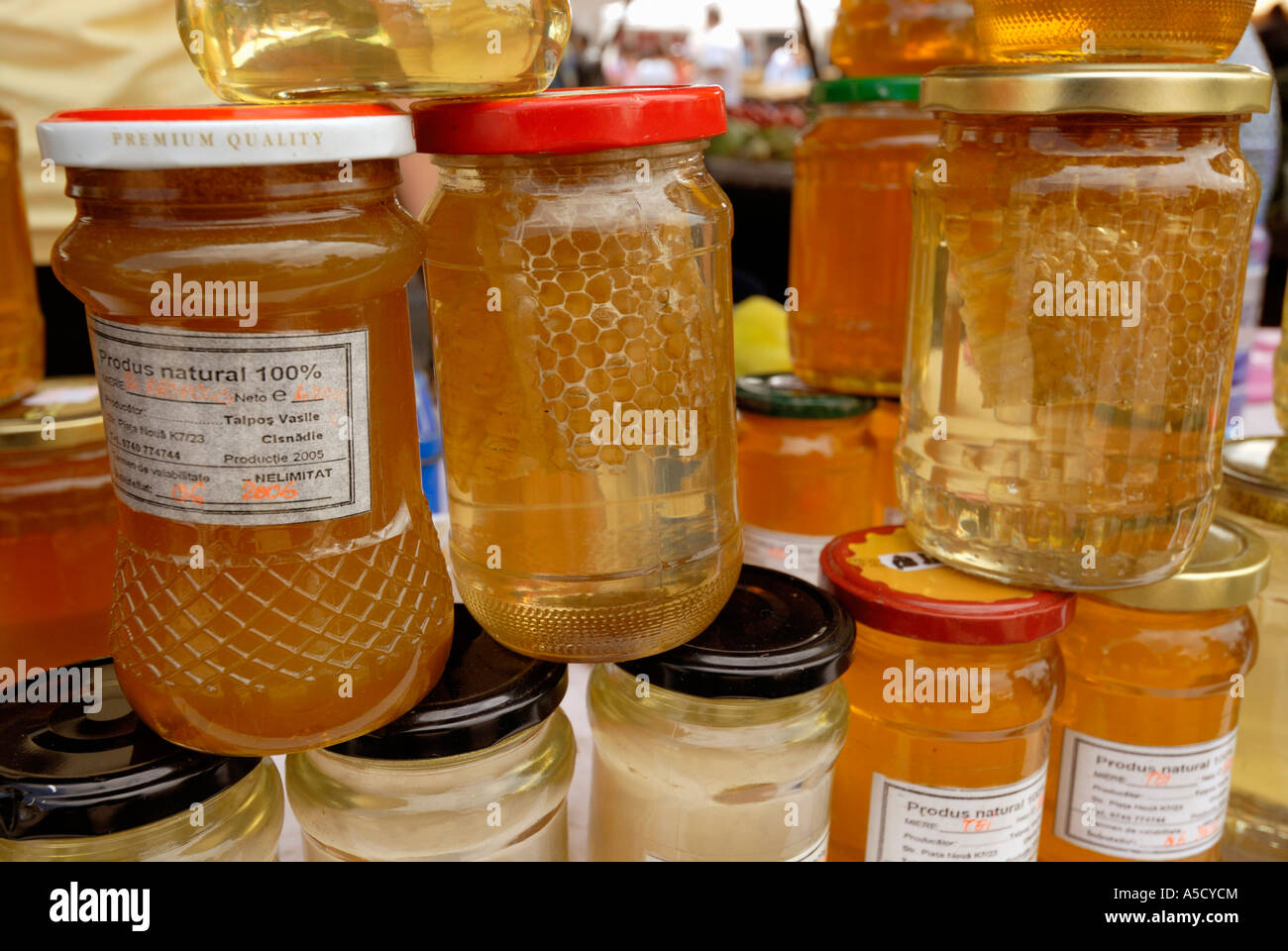 Miel biologique, marché en plein-air, Sibiu, Roumanie Banque D'Images