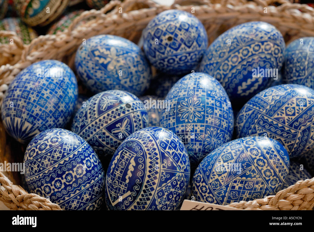 Coquilles d'œufs peints dans une boutique de souvenirs. Sibiu, Roumanie Banque D'Images