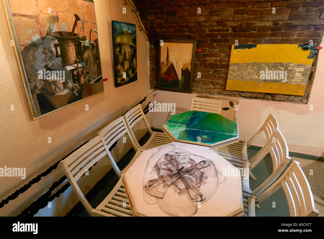 Roumanie Sibiu. Capitale européenne de la Culture 2007. Café d'art, Galerie d'art et point de rencontre des artistes Banque D'Images