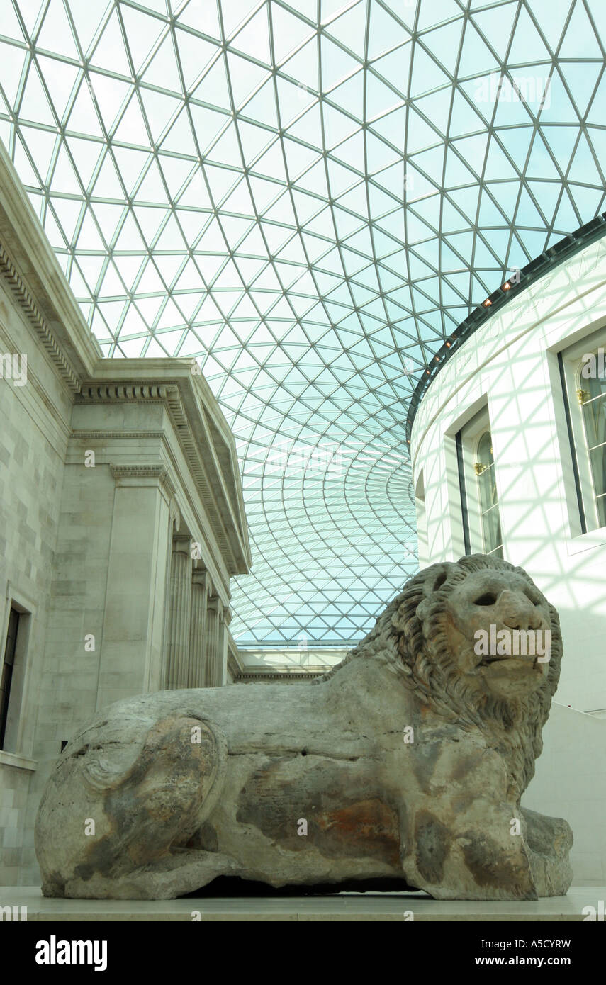 Statue dans la grande cour dans le centre de Londres, British Museum Banque D'Images