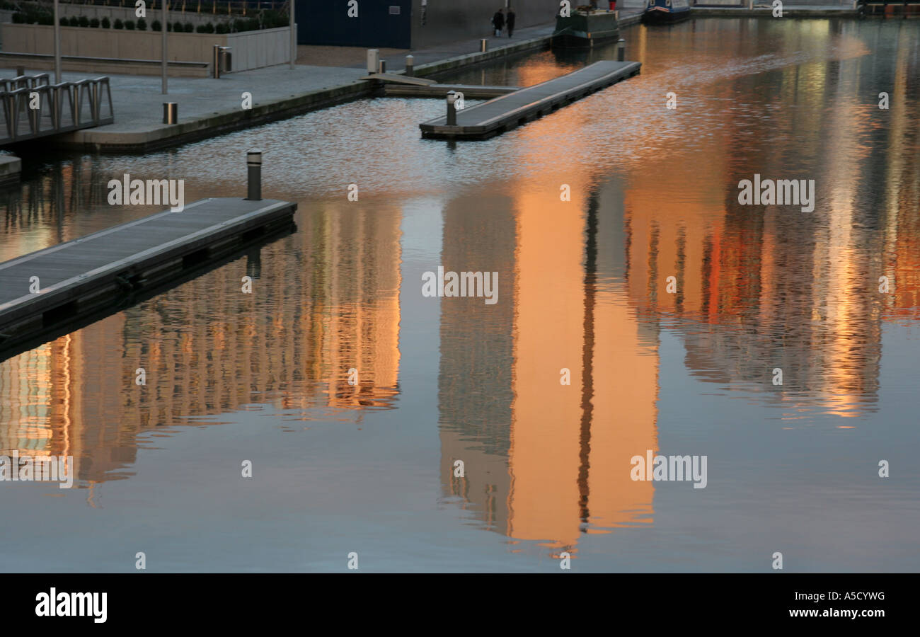 La réflexion dans le Grand Union Canal au bassin de Paddington à Londres Banque D'Images