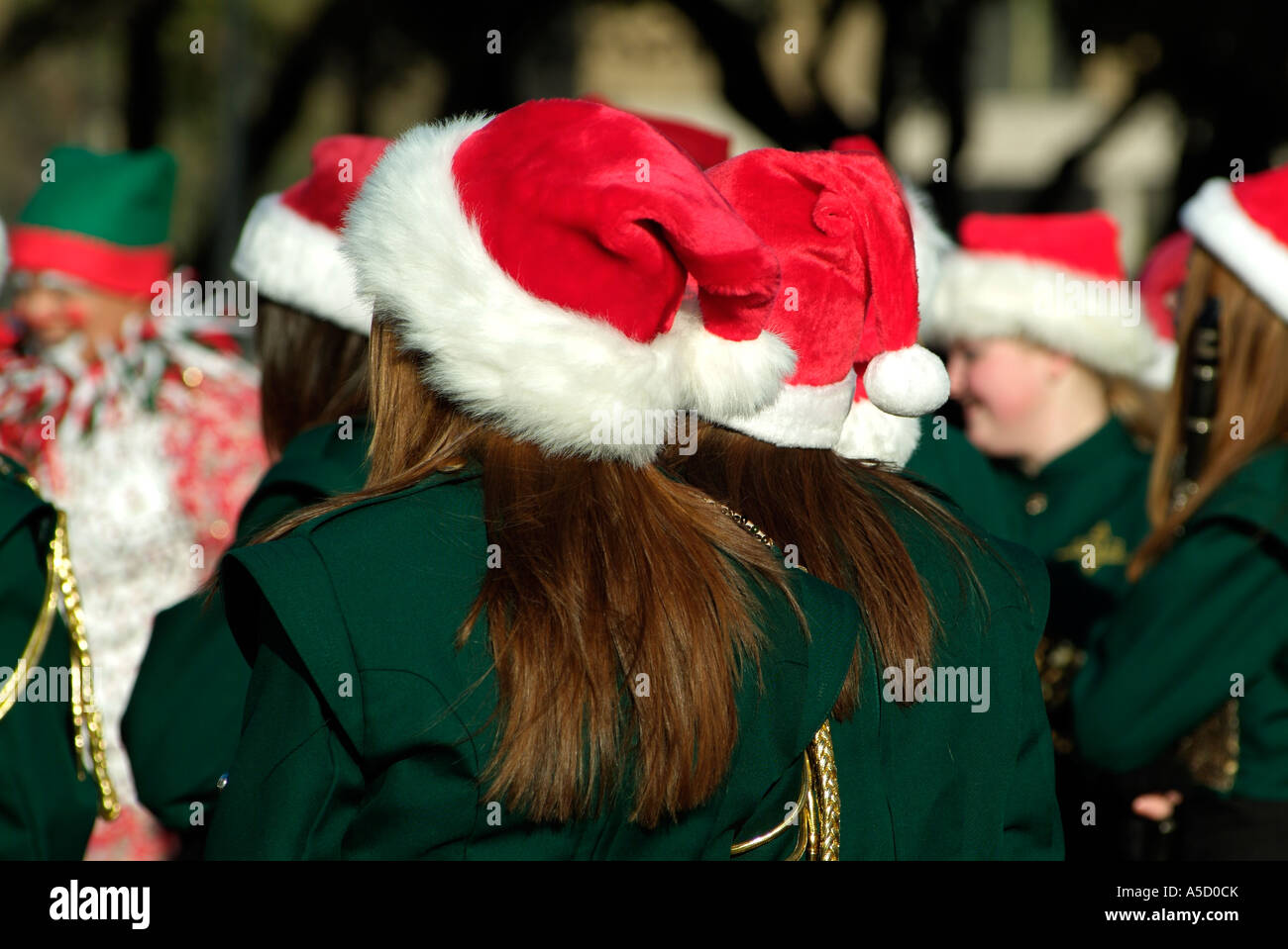 Groupe jouant de la musique pendant un défilé de Noël Banque D'Images