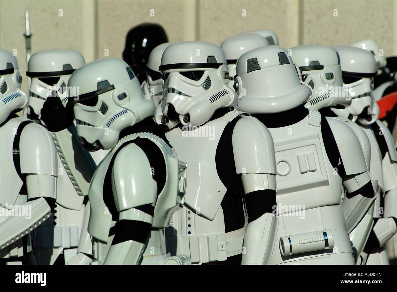 Groupe de star wars storm troopers prête pour un défilé Banque D'Images